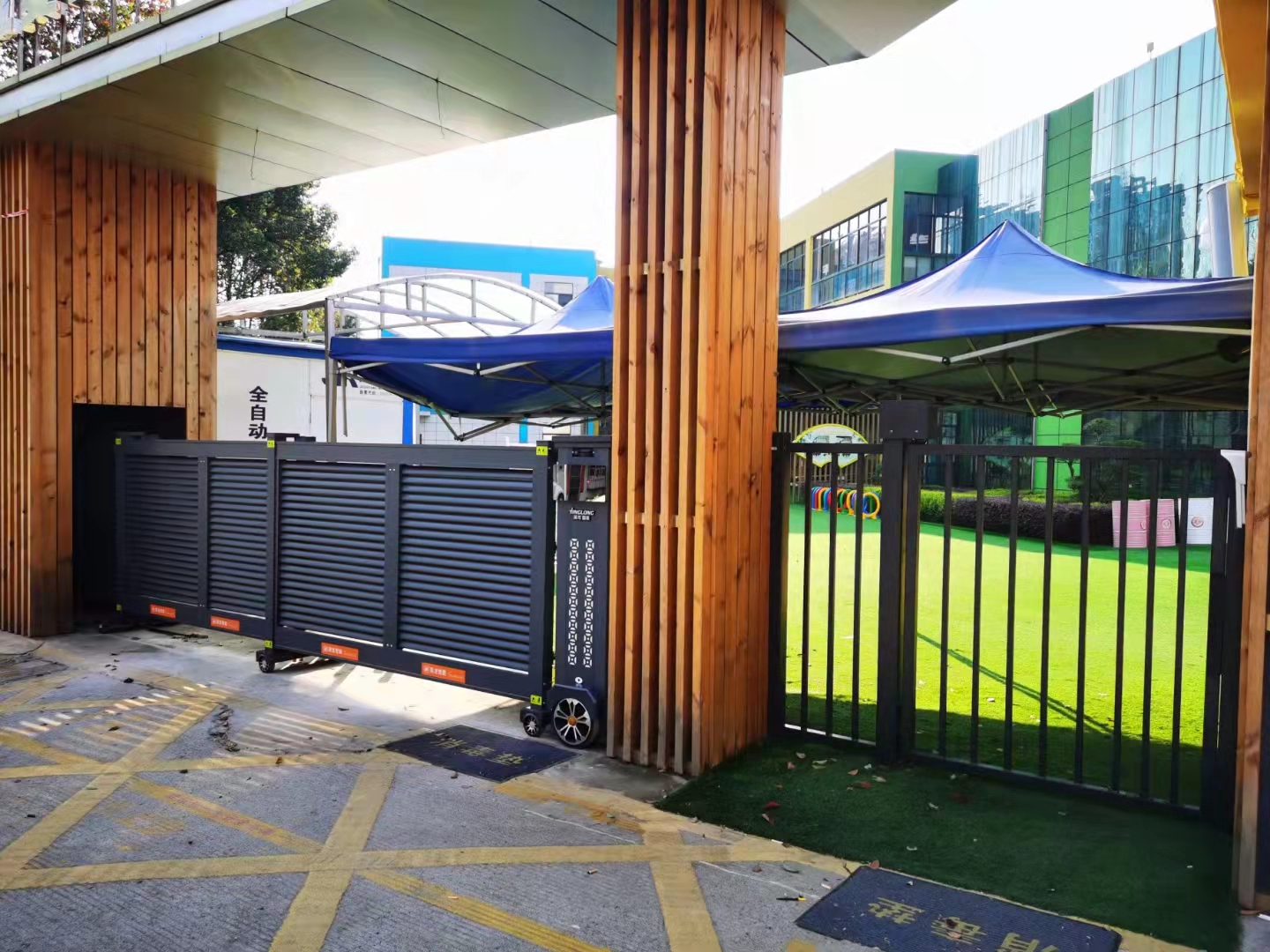 熱烈祝賀英龍智能電動段滑門進駐江夏區(qū)東湖路幼兒園